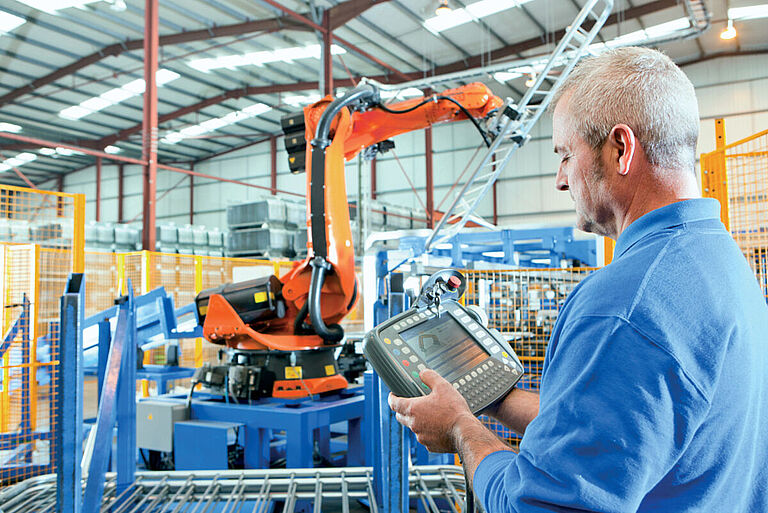 Técnico a analisar uma máquina
